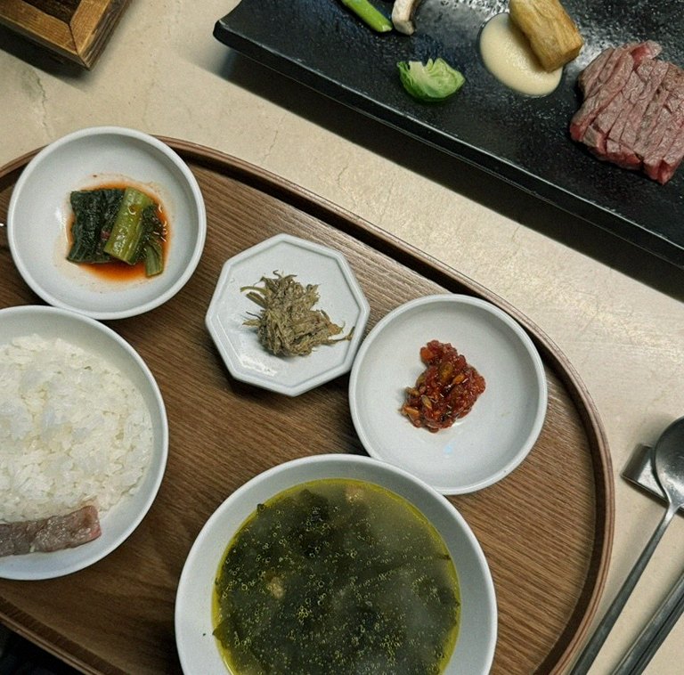 우아라 여의도점 · 여의도 상견례 · 정갈하게 차려진 반찬과 곁들임 찬