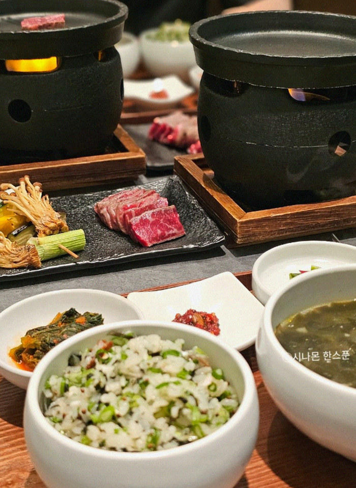 고우가 역삼점 강남 · 역삼역 데이트 맛집 · 정갈하게 차려진 반찬과 곁들임 찬