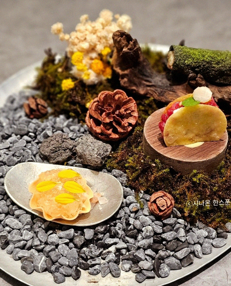GOWOOGA Gangnam·Yeoksam · a plated course of Hanwoo beef