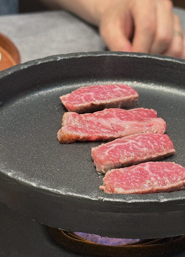 GOWOOGA Gangnam·Yeoksam · Hanwoo beef grilling over binchotan charcoal