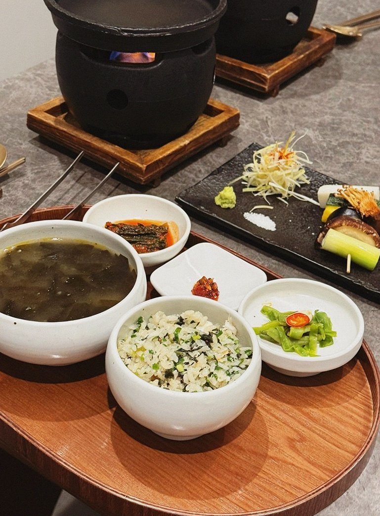 고우가 광화문점 · 안국 역 점심맛집 · 정갈하게 차려진 반찬과 곁들임 찬