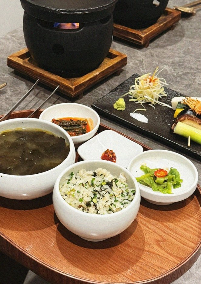 GOWOOGA Gwanghwamun · assorted Korean side dishes (banchan)