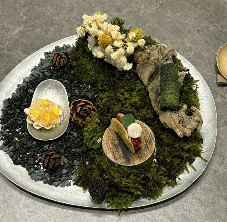 GOWOOGA Gwanghwamun · 套餐中搭配的海鲜料理