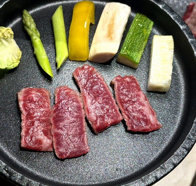 우아라 광화문점 · 광화문 고기맛집 · 마블링이 살아있는 프리미엄 한우 쇼잉