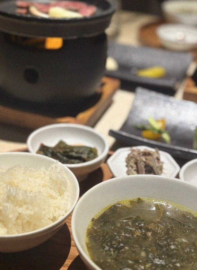 우아라 광화문점 · 광화문 고기맛집 · 정갈하게 차려진 반찬과 곁들임 찬