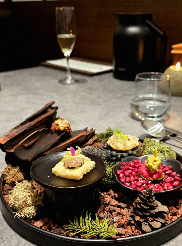 WOOHANA Yeouido · the signature Hanwoo showing — marbled beef cuts and caviar presented in a display chest