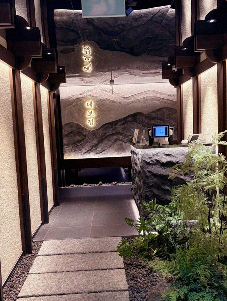 DAEBOJUNG City Hall · a private dining room — every table is a private room