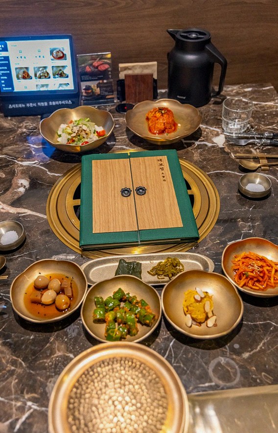 DAEBOJUNG City Hall · the full Hanwoo omakase table