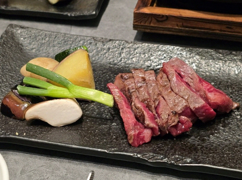 우하나 종각역점 · 그랑서울 맛집 · 시그니처 한우 쇼잉 — 진열함에 담긴 마블링 한우와 캐비아