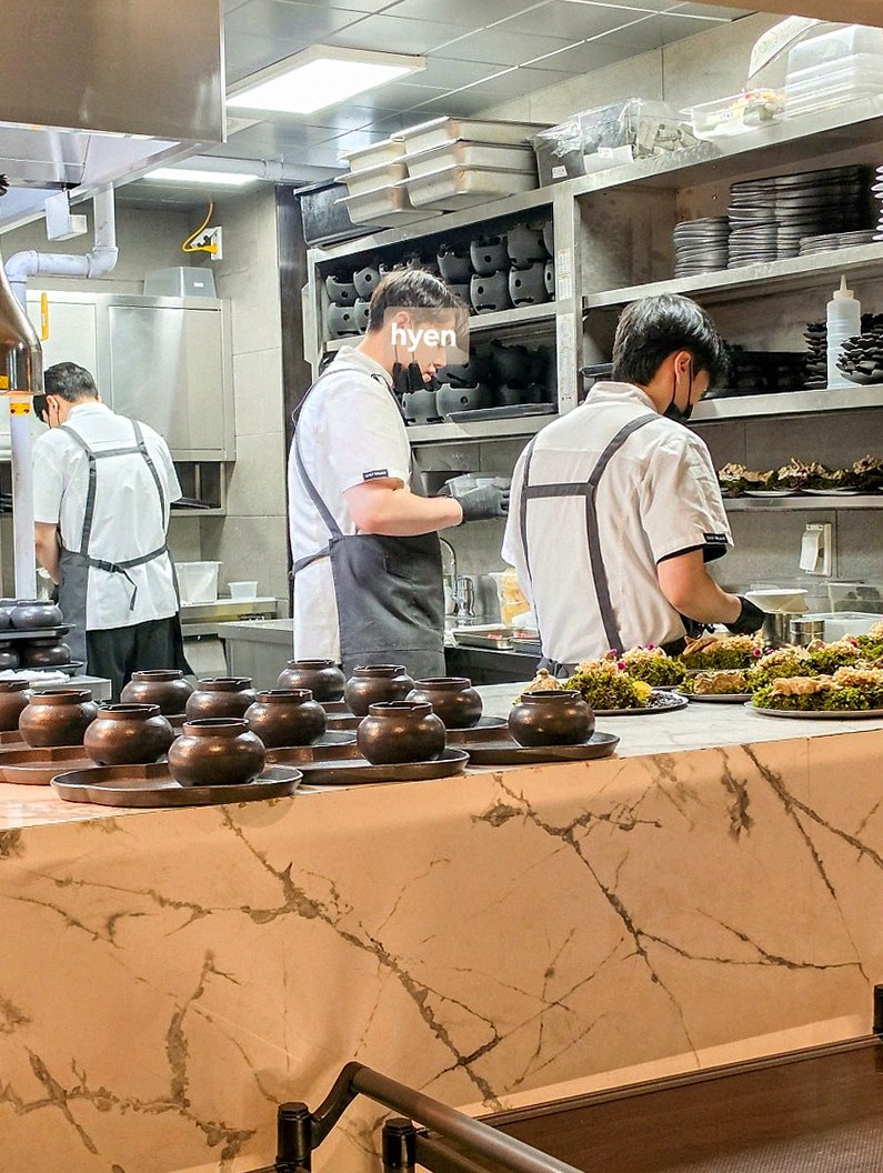 고우가 여의도점 · 여의도 더현대 맛집 · 정갈하게 차려진 반찬과 곁들임 찬