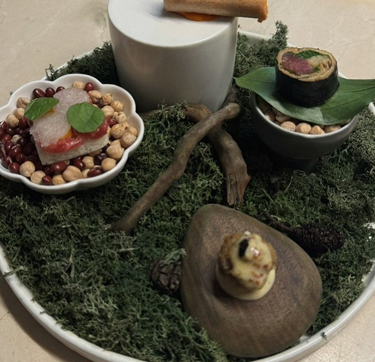 WOOARA Gwanghwamun · seafood course served alongside the beef