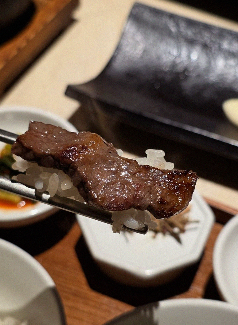 WOOARA Gwanghwamun · premium marbled Hanwoo beef presented before grilling