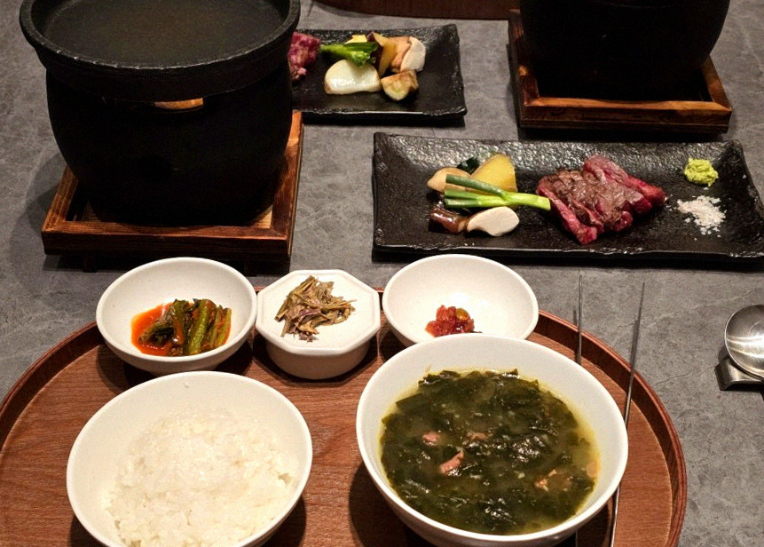 우하나 종각역점 · 서울시청역 맛집 · 정갈하게 차려진 반찬과 곁들임 찬