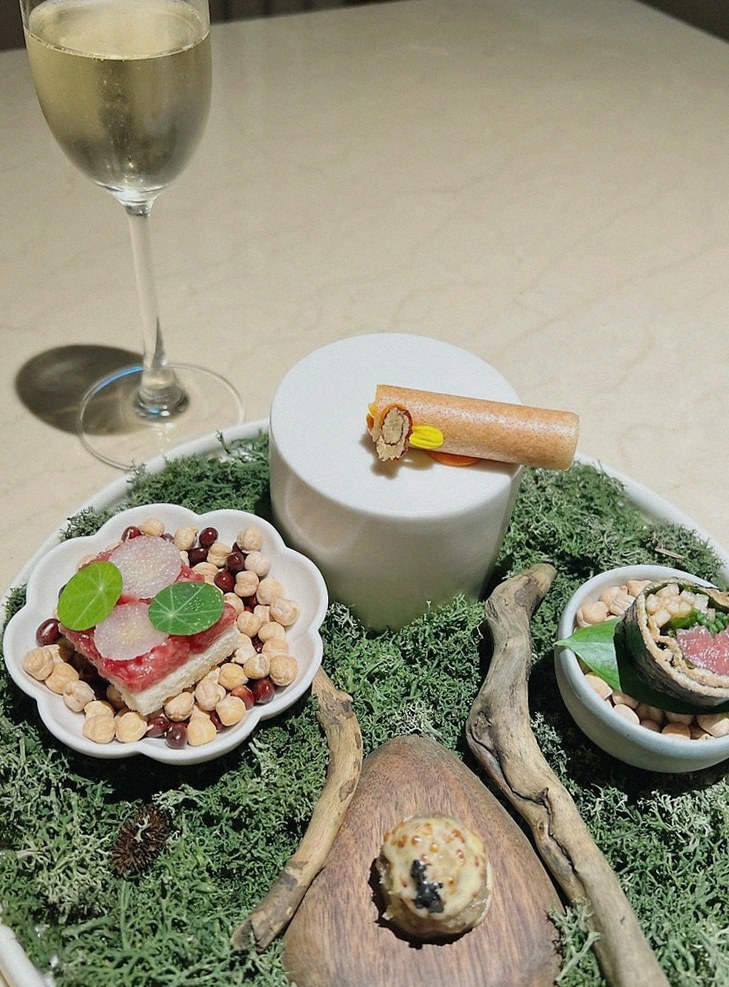 WOOARA Gwanghwamun · the signature Hanwoo showing — marbled beef cuts and caviar presented in a display chest