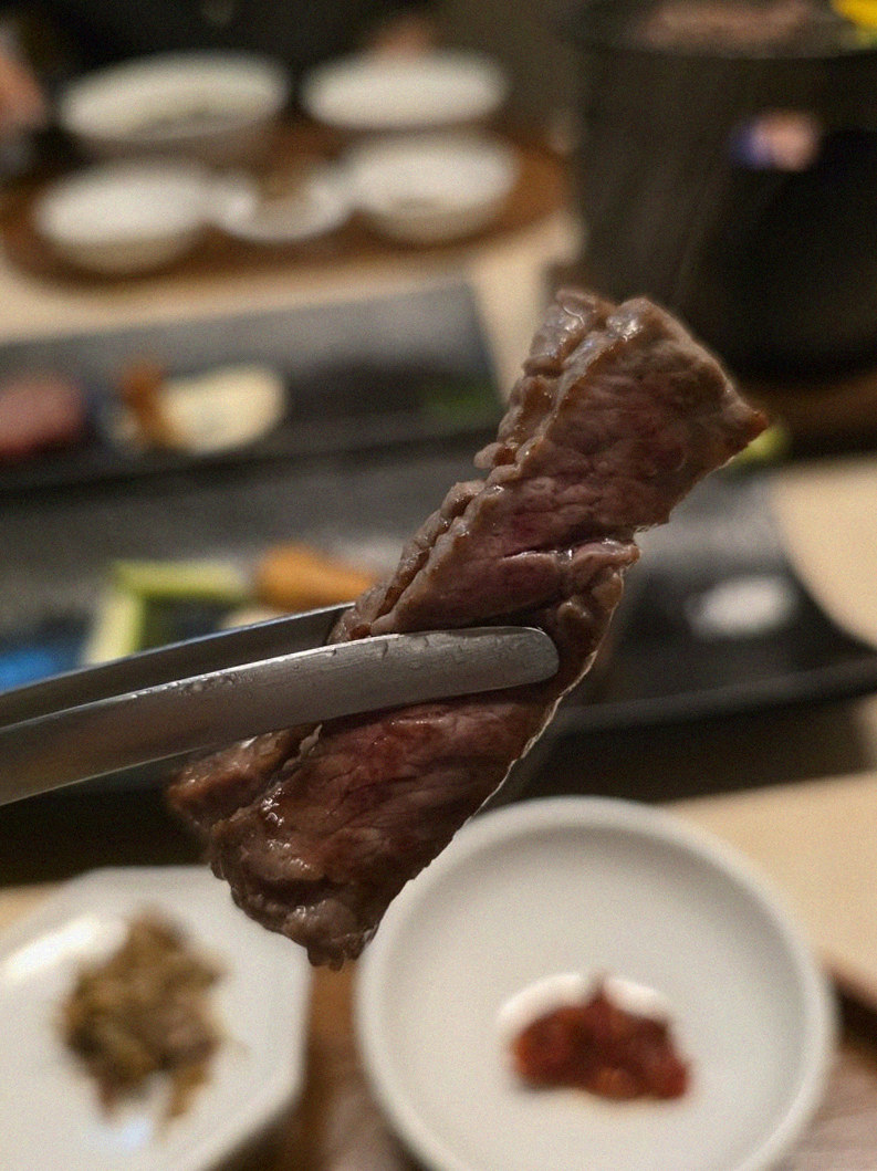 WOOARA Gwanghwamun · premium marbled Hanwoo beef presented before grilling
