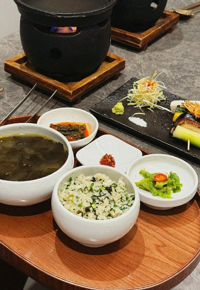 고우가 광화문점 · 광화문 회식 · 정갈하게 차려진 반찬과 곁들임 찬
