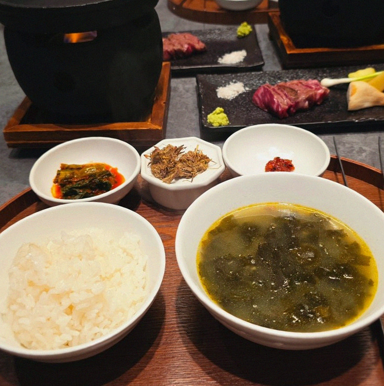 우하나 종각역점 · 서울 상견례식당 · 정갈하게 차려진 반찬과 곁들임 찬
