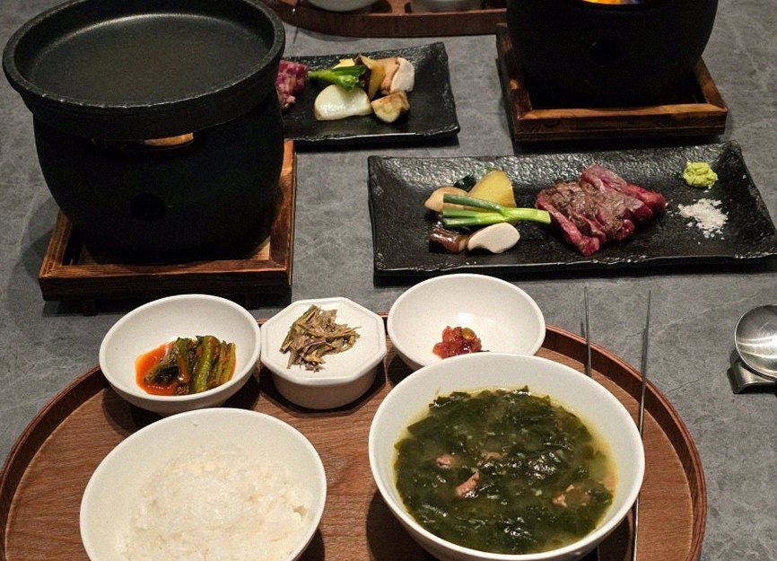 우하나 종각역점 · 서울시청 맛집 · 정갈하게 차려진 반찬과 곁들임 찬