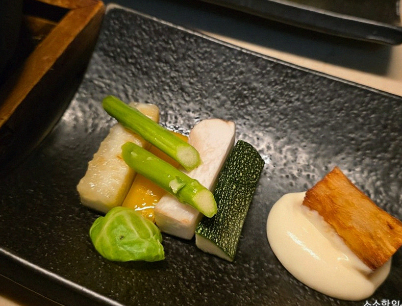 WOOARA Yeouido · seafood course served alongside the beef