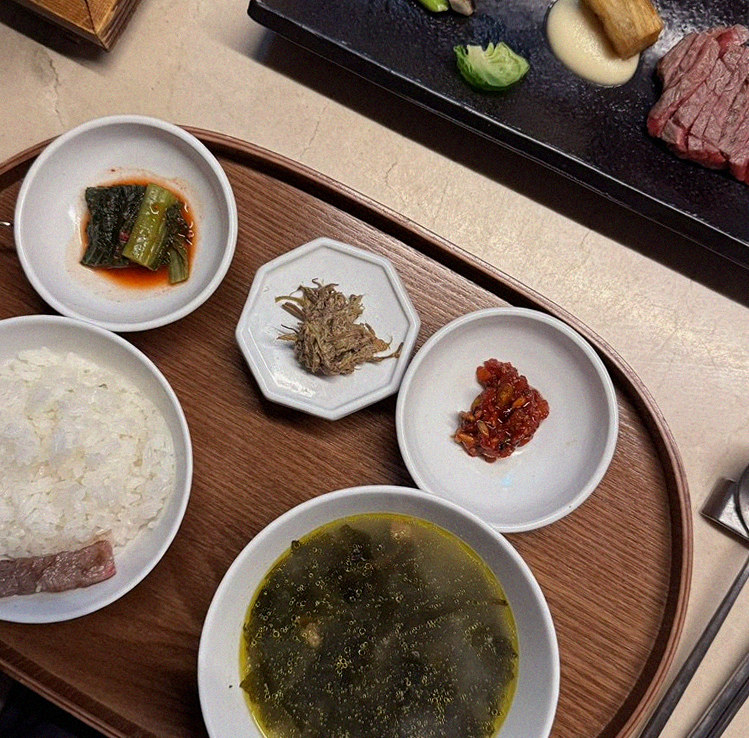 우아라 여의도점 · 여의도 소고기맛집 · 정갈하게 차려진 반찬과 곁들임 찬