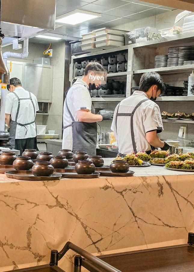 고우가 여의도점 · 여의도 맛집추천 · 정갈하게 차려진 반찬과 곁들임 찬