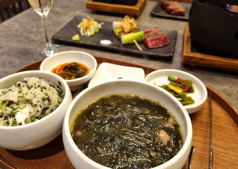 고우가 여의도점 · 여의도 맛집추천 · 정갈하게 차려진 반찬과 곁들임 찬