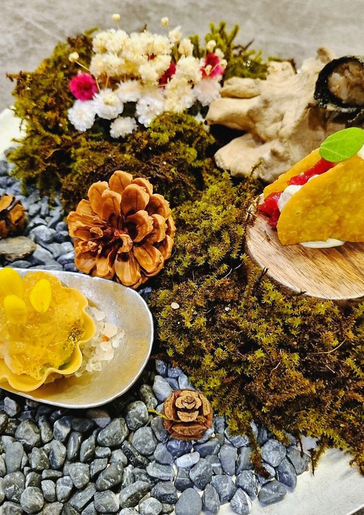 GOWOOGA Yeouido · seafood course served alongside the beef