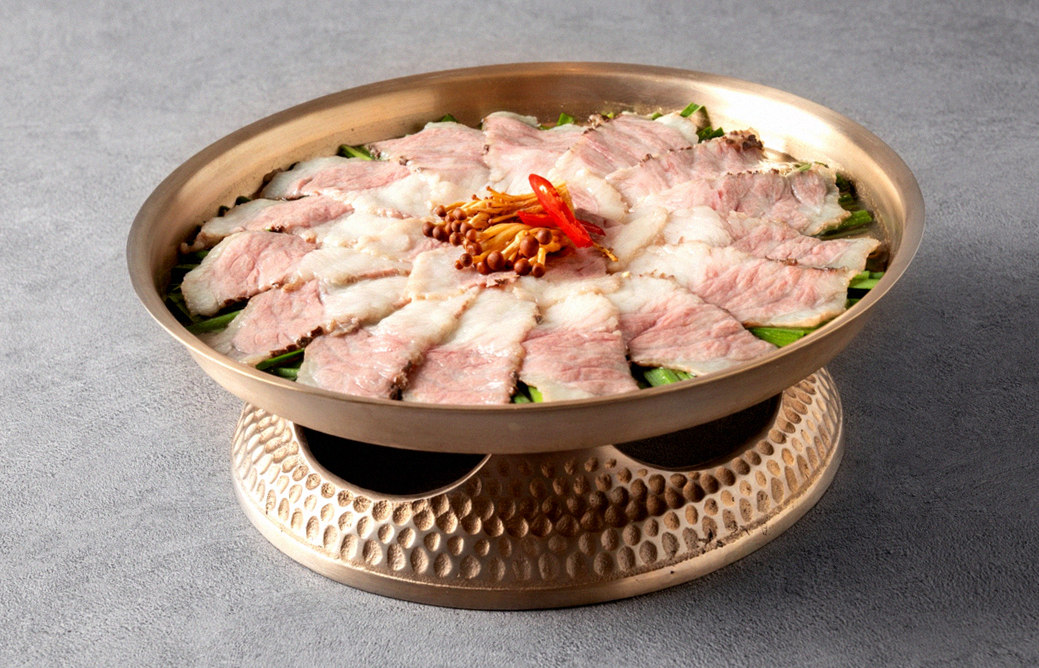 DAEBOJUNG Yeouido · the signature Hanwoo showing — marbled beef cuts and caviar presented in a display chest