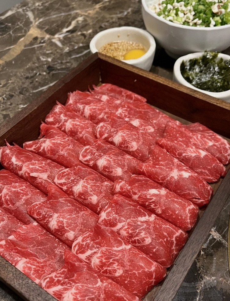 DAEBOJUNG Yeouido · premium marbled Hanwoo beef presented before grilling
