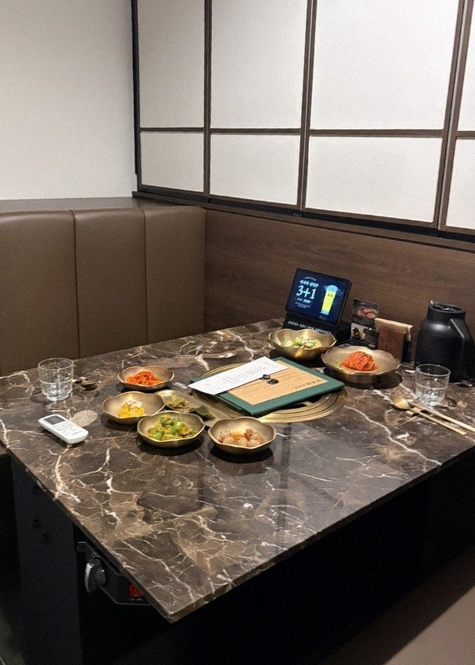 DAEBOJUNG Yeouido · seafood course served alongside the beef