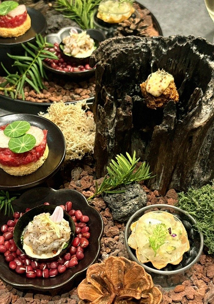 WOOHANA Jonggak · the signature Hanwoo showing — marbled beef cuts and caviar presented in a display chest