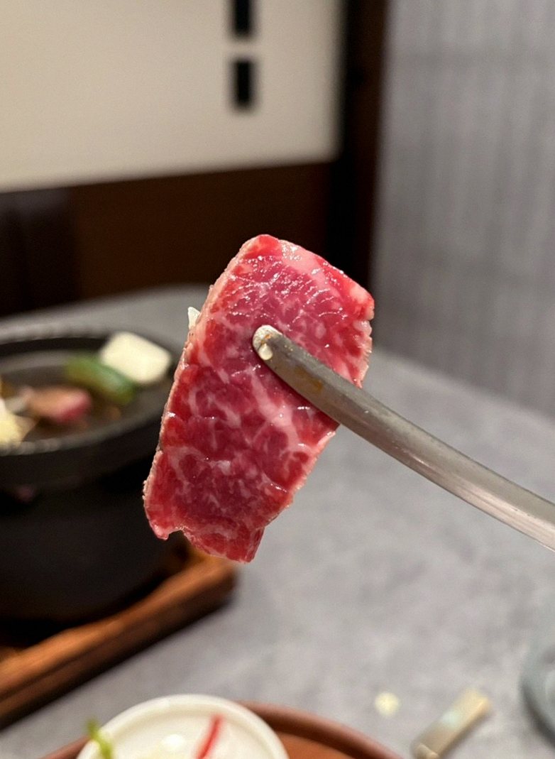 GOWOOGA Gangnam·Yeoksam · premium marbled Hanwoo beef presented before grilling