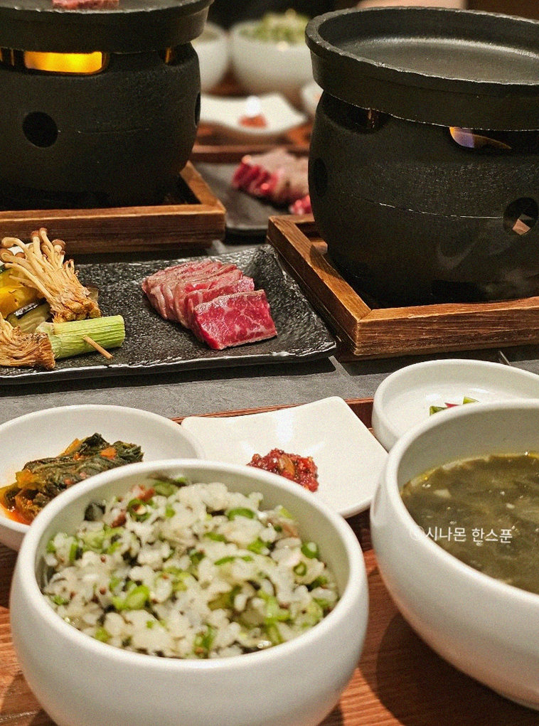GOWOOGA Gangnam·Yeoksam · assorted Korean side dishes (banchan)