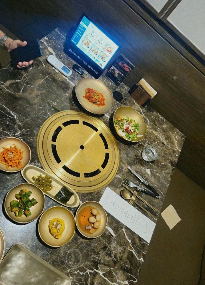 대보정 시청역점 · 시청역 점심 · 정갈하게 차려진 반찬과 곁들임 찬
