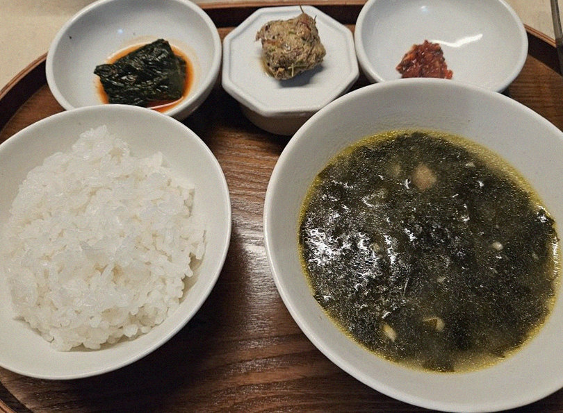 WOOARA Yeouido · assorted Korean side dishes (banchan)