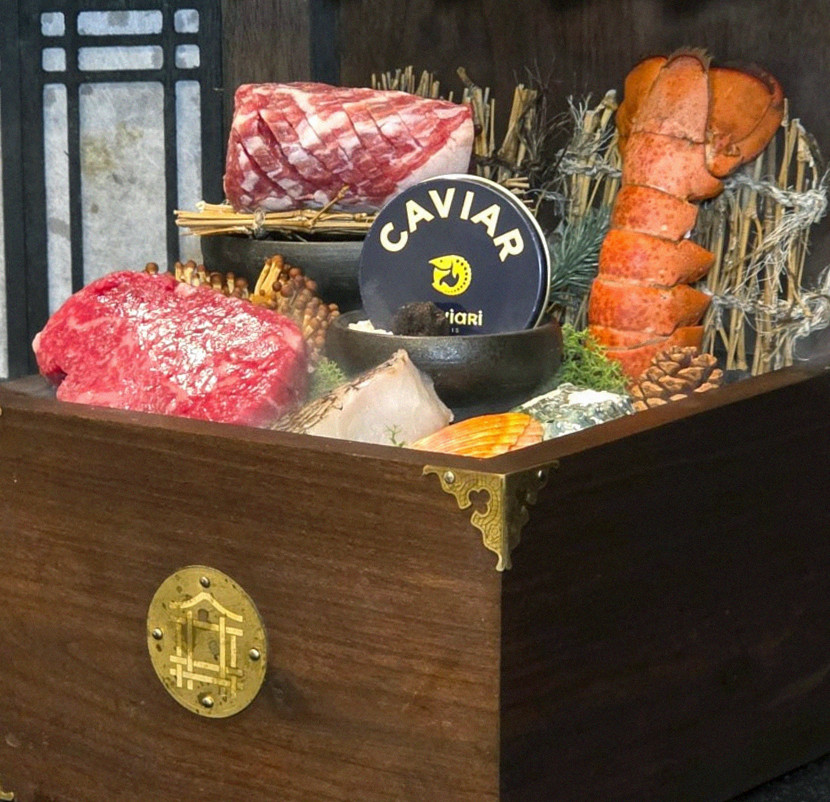 DAEBOJUNG City Hall · 招牌韩牛展示 — 木盒中呈现的雪花韩牛与鱼子酱