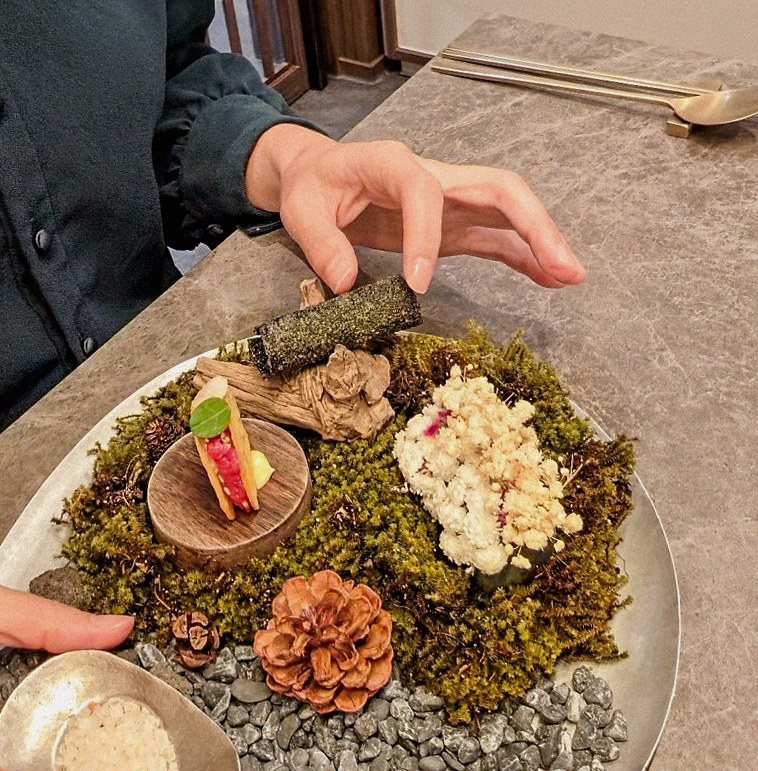 고우가 여의도점 · 정갈하게 차려진 반찬과 곁들임 찬