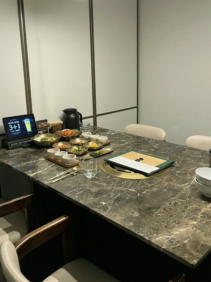 DAEBOJUNG City Hall · the full Hanwoo omakase table