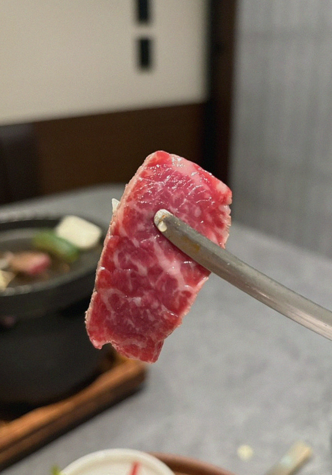 GOWOOGA Gangnam·Yeoksam · premium marbled Hanwoo beef presented before grilling