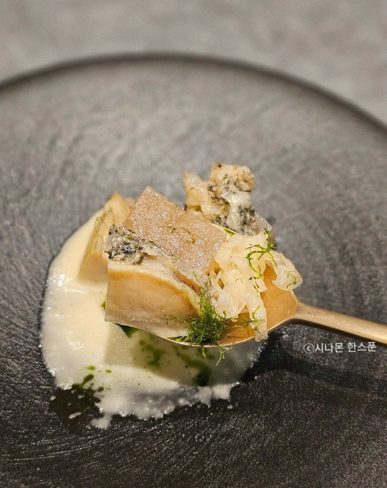 GOWOOGA Gangnam·Yeoksam · a plated course of Hanwoo beef