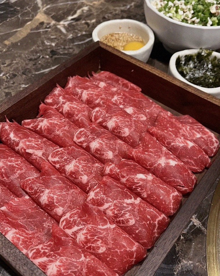 대보정 시청역점 · 서울역 룸식당 · 마블링이 살아있는 프리미엄 한우 쇼잉