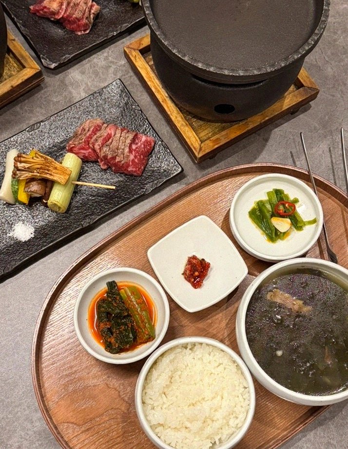 고우가 광화문점 · 안국 역 저녁 · 정갈하게 차려진 반찬과 곁들임 찬
