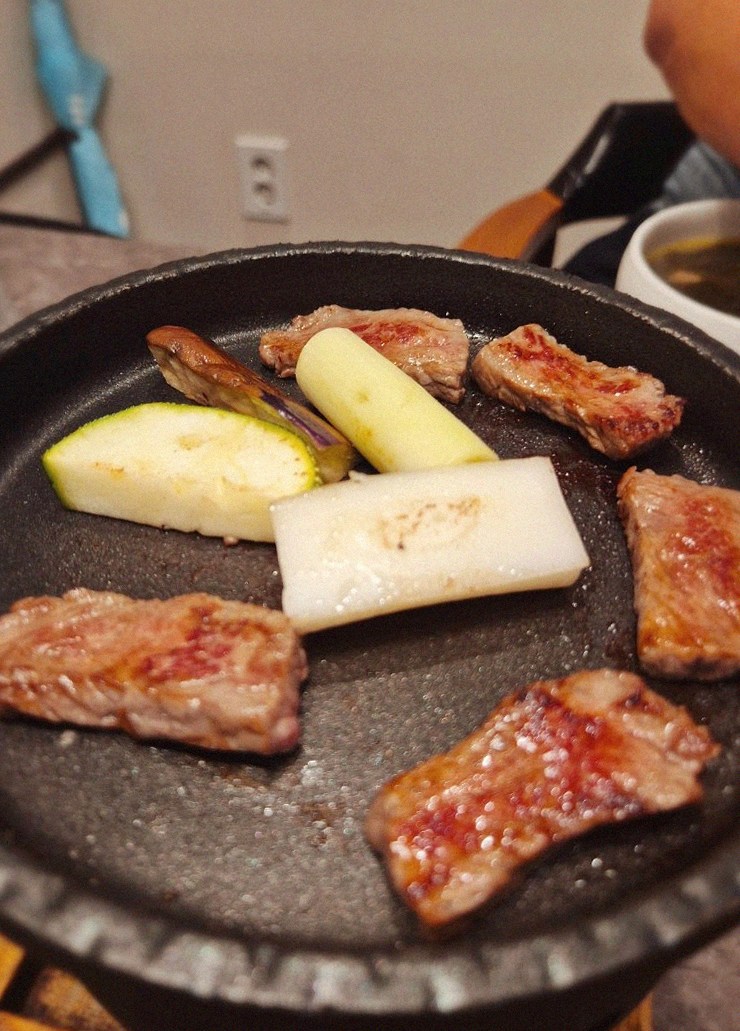 고우가 광화문점 · 안국 역 저녁 · 비장탄 그릴 위에서 익어가는 한우