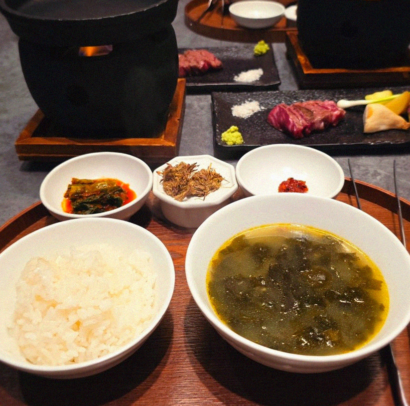 우하나 여의도점 · 여의도역 맛집 · 정갈하게 차려진 반찬과 곁들임 찬