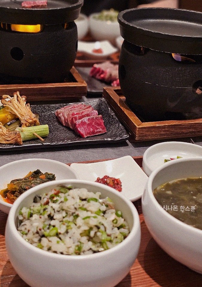 고우가 역삼점 강남 · 서울 상견례식당 · 정갈하게 차려진 반찬과 곁들임 찬