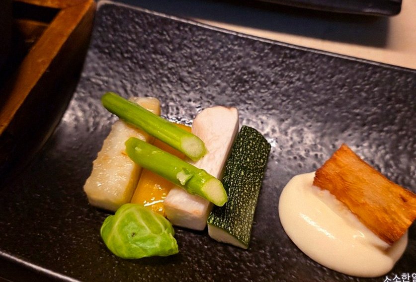 WOOARA Yeouido · seafood course served alongside the beef
