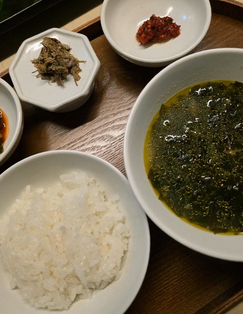 우아라 여의도점 · 더현대 맛집 · 정갈하게 차려진 반찬과 곁들임 찬