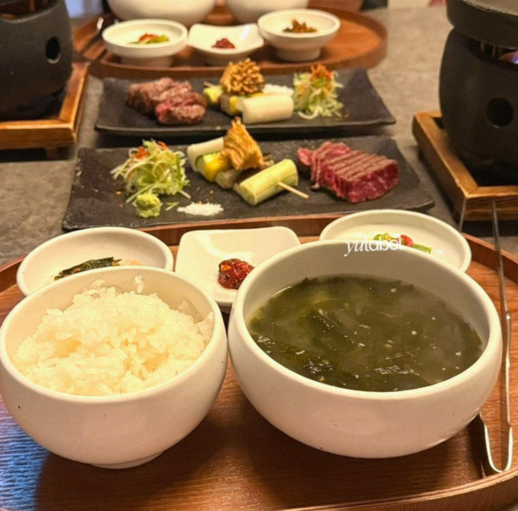 고우가 여의도점 · 더현대 근처 맛집 · 정갈하게 차려진 반찬과 곁들임 찬