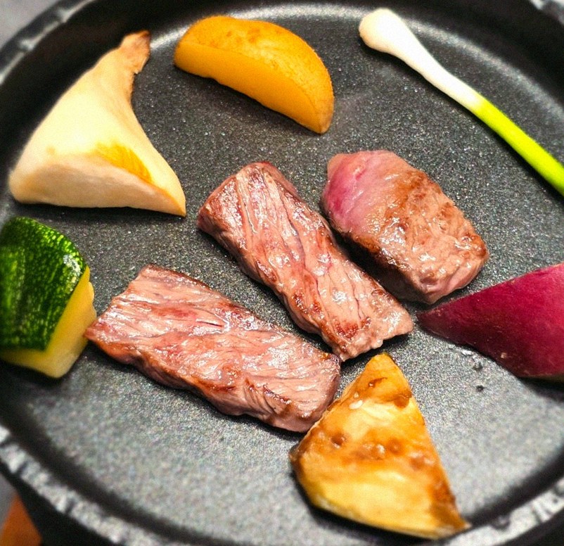 우하나 여의도점 · 여의도 맛집 더현대 맛집 · 시그니처 한우 쇼잉 — 진열함에 담긴 마블링 한우와 캐비아