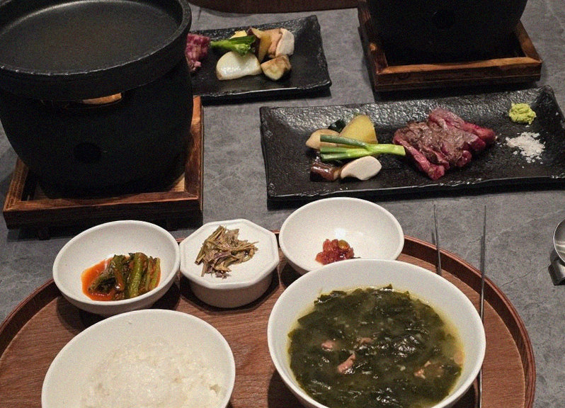 우하나 여의도점 · 여의도 맛집 더현대 맛집 · 정갈하게 차려진 반찬과 곁들임 찬